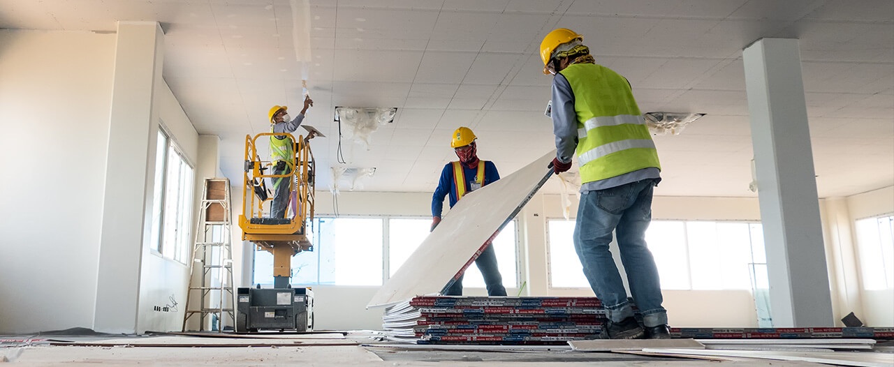 Trabajos de instalación de pisos y montaje de techos